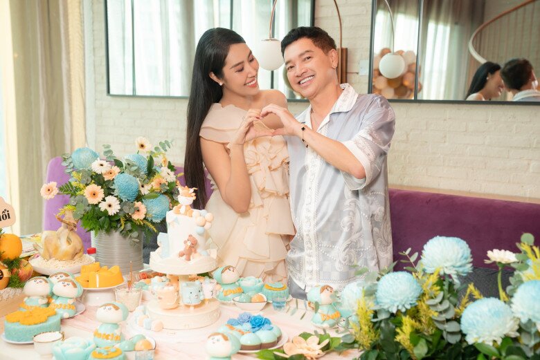 Dù chênh lệch nhau 37 tuổi, cả 2 được khen đẹp đôi. 