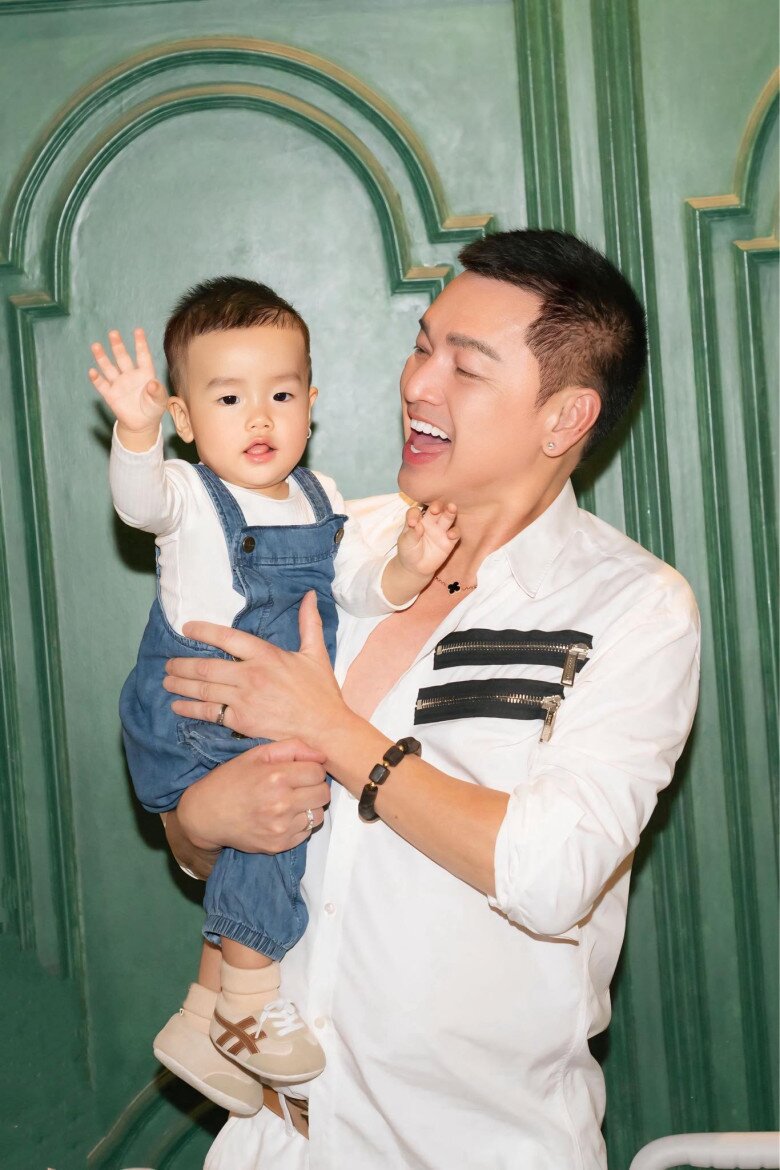 Bé Dustin hơn 1 tuổi, được nhận xét là bản sao của bố.