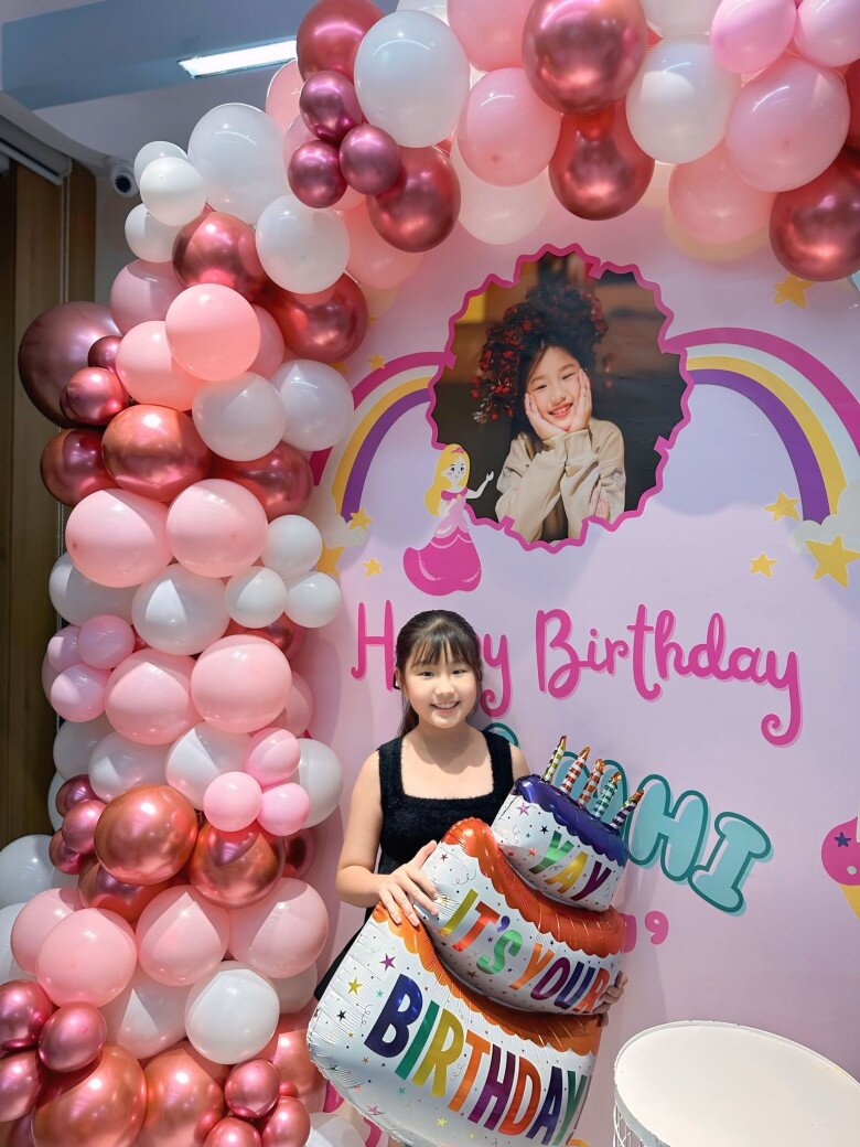 Bé Suti lên 9 tuổi ngày càng xinh xắn.