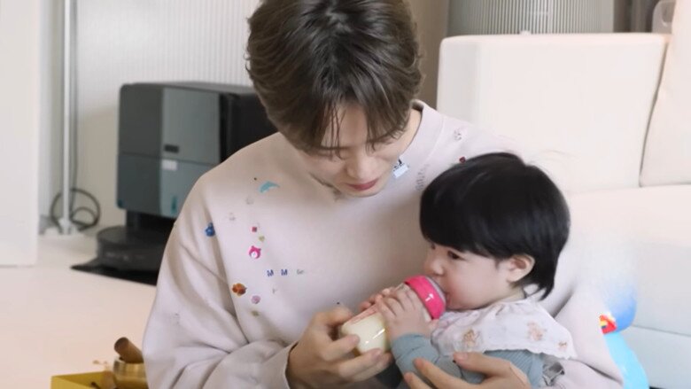 Nam ca sĩ và thiên thần nhỏ 1 tuổi có màn tương tác hòa hợp.