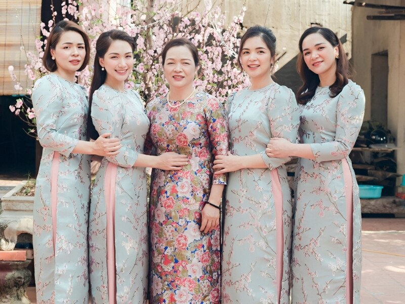 Quê hương tại Bắc Ninh, gia đình của ca sĩ Hoà Minzy có 5 người con, gồm 4 con gái và 1 con trai út. 