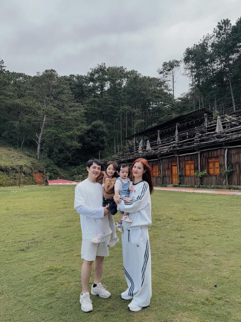 Cặp đôi thường đưa các con đi du lịch đó đây.