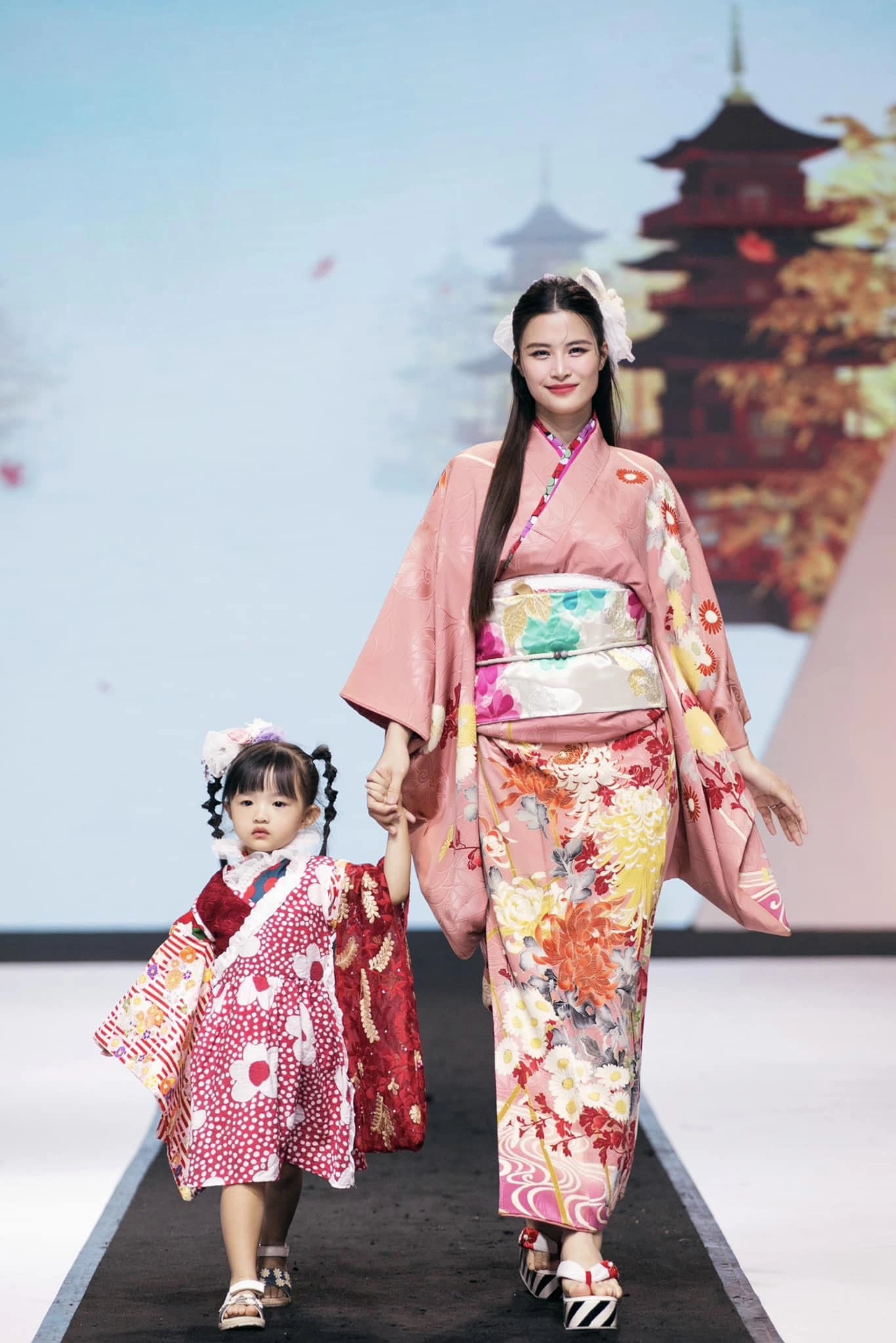 Winnie lần đầu diễn thời trang cùng mẹ tại một sự kiện vào năm 2024.