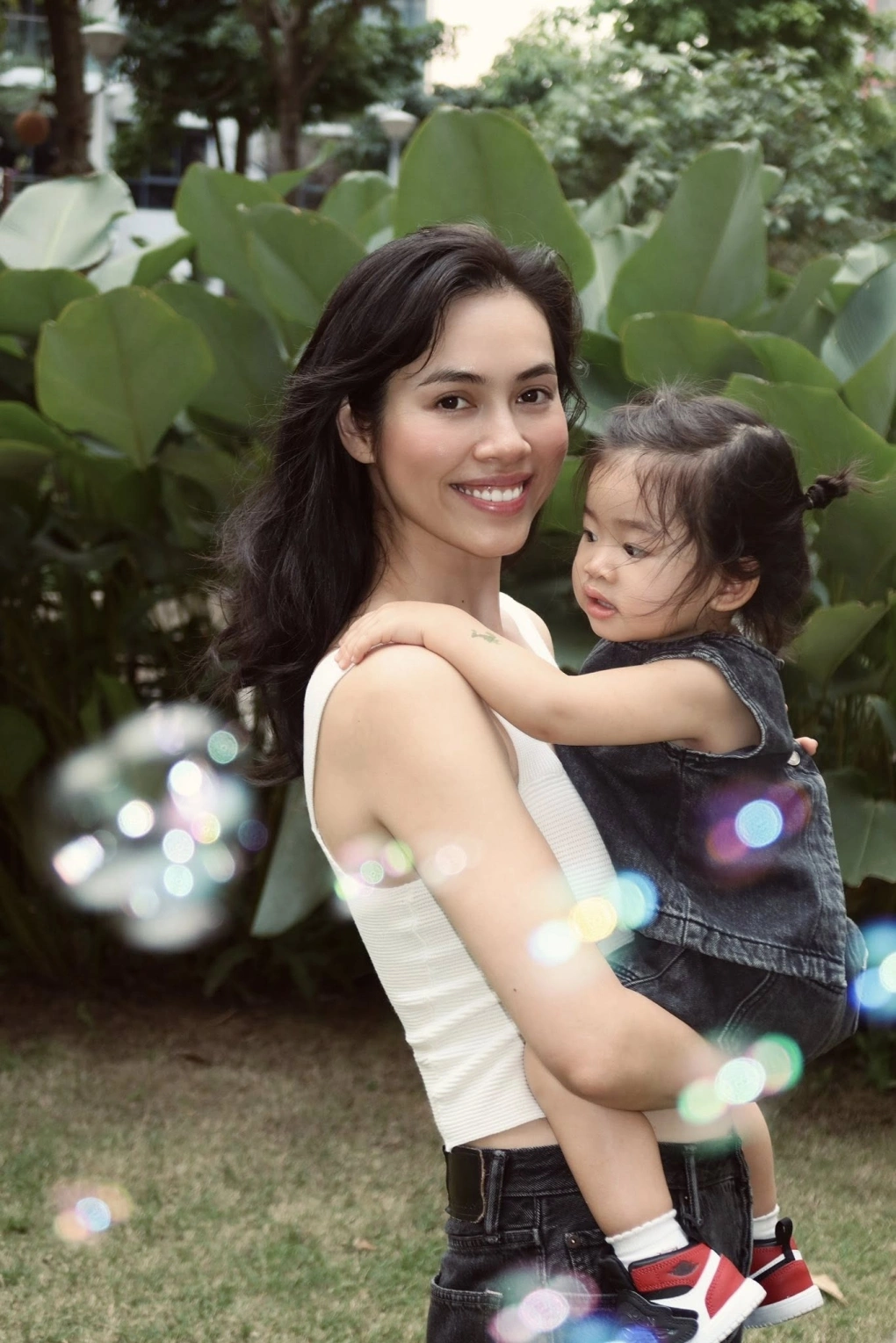 Sau biến cố tình cảm, nàng hậu đưa con gái về Việt Nam đón Tết.