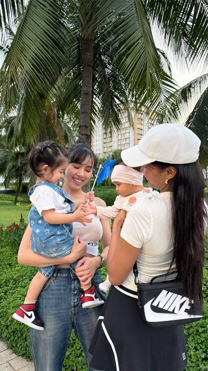 Khoảnh khắc đáng yêu của bé Harley - con gái Hen Niê và Ayla - con gái Hoàng My.