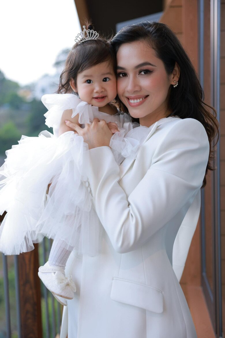 Gần 2 tuổi, bé Ayla đốn tim người xem vì quá đáng yêu.