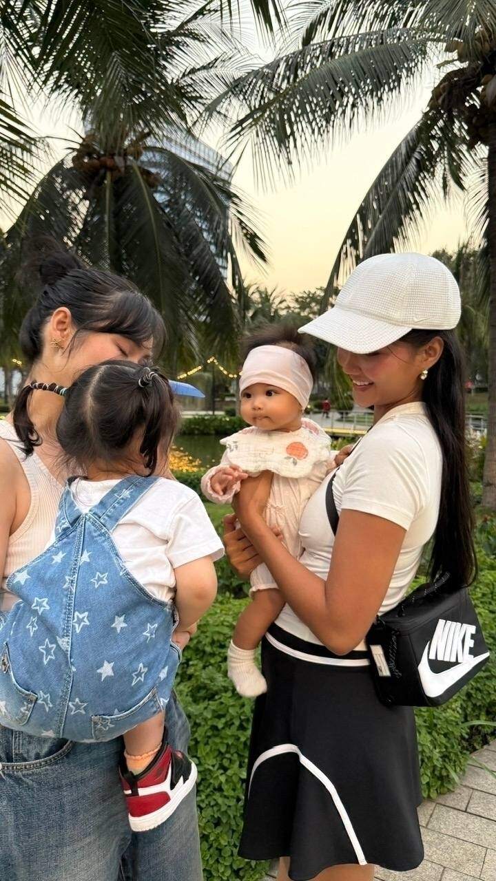 Vợ chồng Hamp;#39;Hen Niê amp;#34;họp mặt bỉm sữaamp;#34; với mẹ con Á hậu Hoàng My, em bé Ê Đê chủ động bắt tay bạn mới - 4