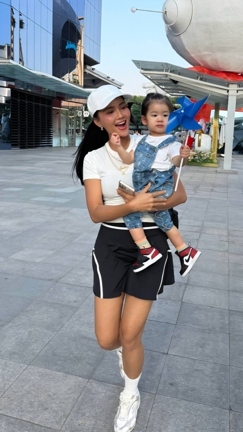 HHen Niê bế con gái của Hoàng My.