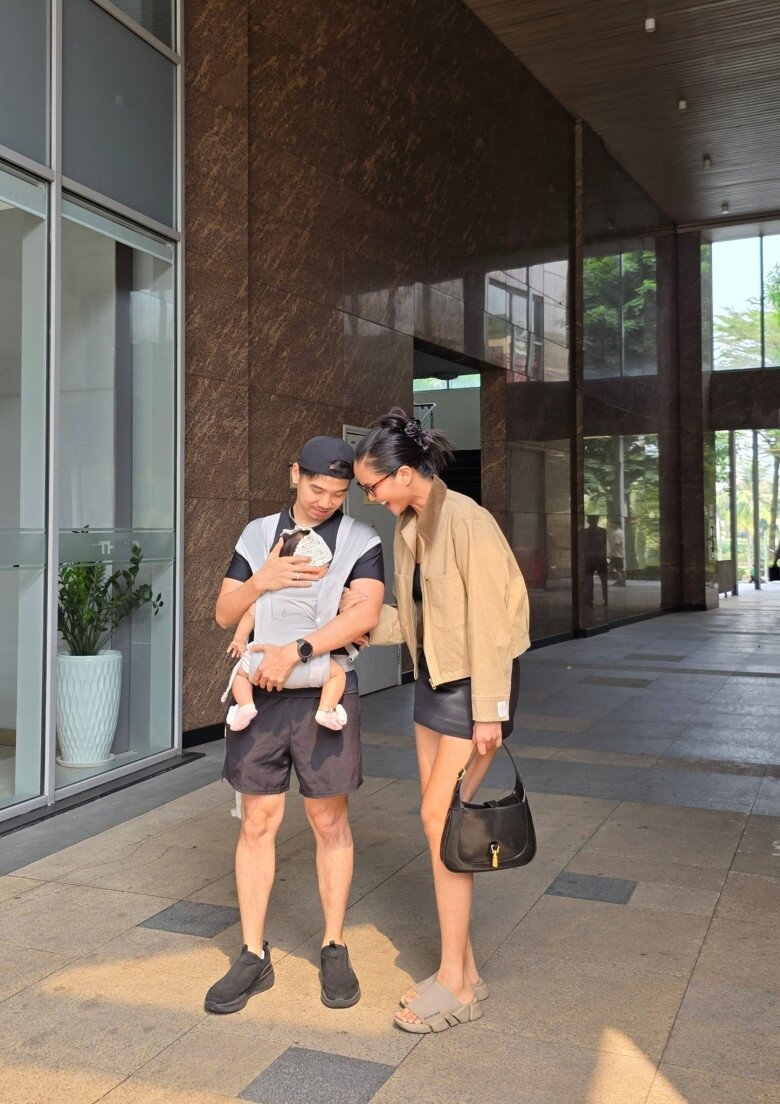 Mỗi ngày, vợ chồng nàng hậu đều dành thời gian đưa ái nữ đi dạo mát.