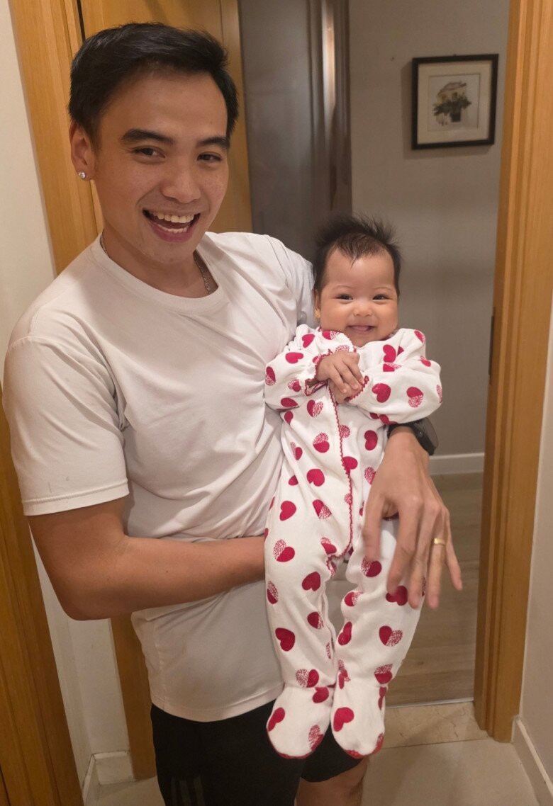 Nhiều khoảnh khắc ngọt ngào của 2 bố con được HHen Niê hé lộ.