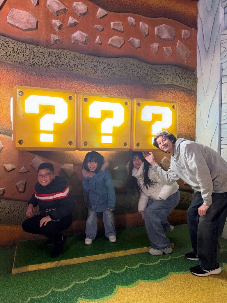 Bảo Nam cao lớn nổi bật trong khung hình chụp cùng các em.