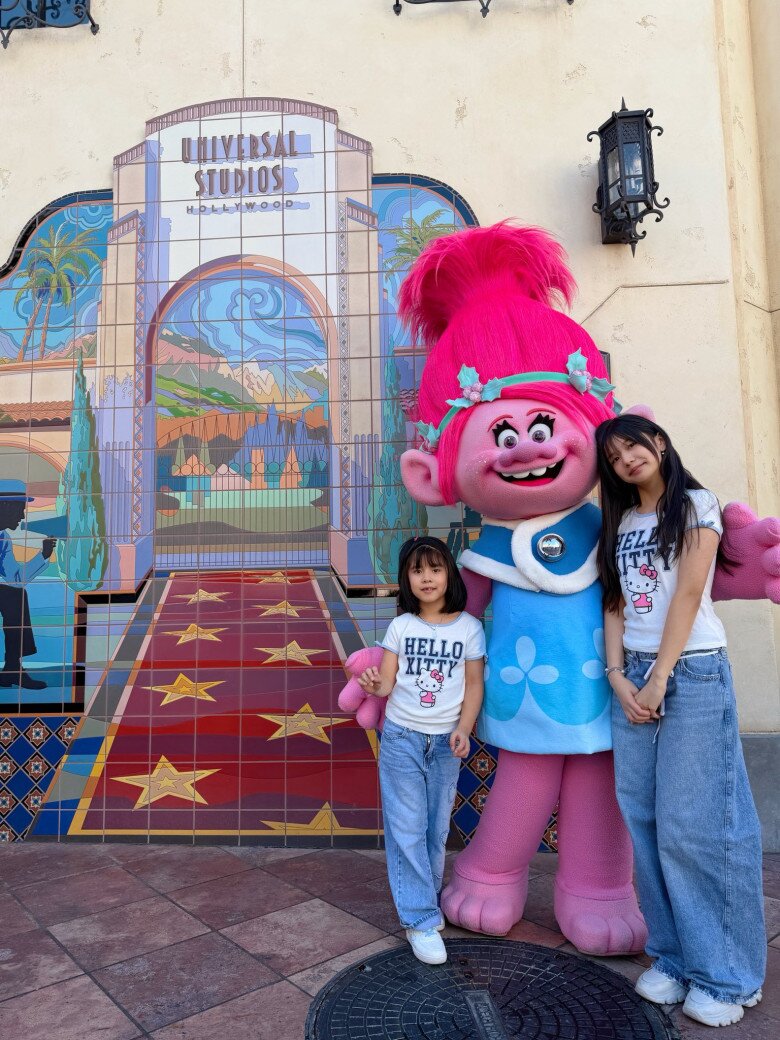 Na Thùy An (bìa phải) chụp cùng em gái Nấm, được khen ngày càng xinh đẹp.