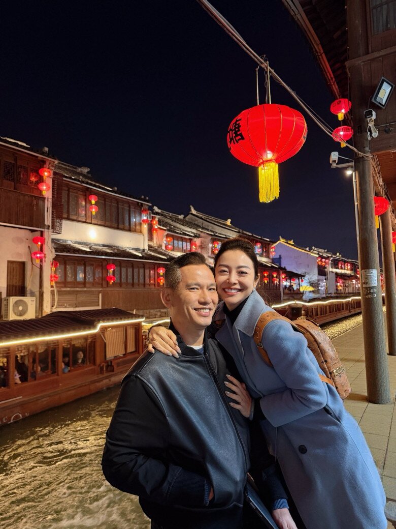 Hơn 15 năm bên nhau, vợ chồng Jennifer Phạm vẫn mặn nồng.