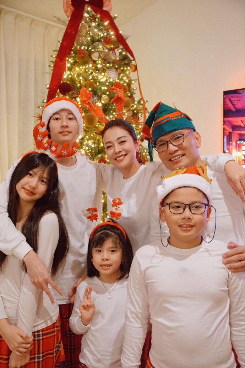 Hoa hậu Jennifer Phạm được khen khéo sinh vì bé nào cũng đẹp mắt.