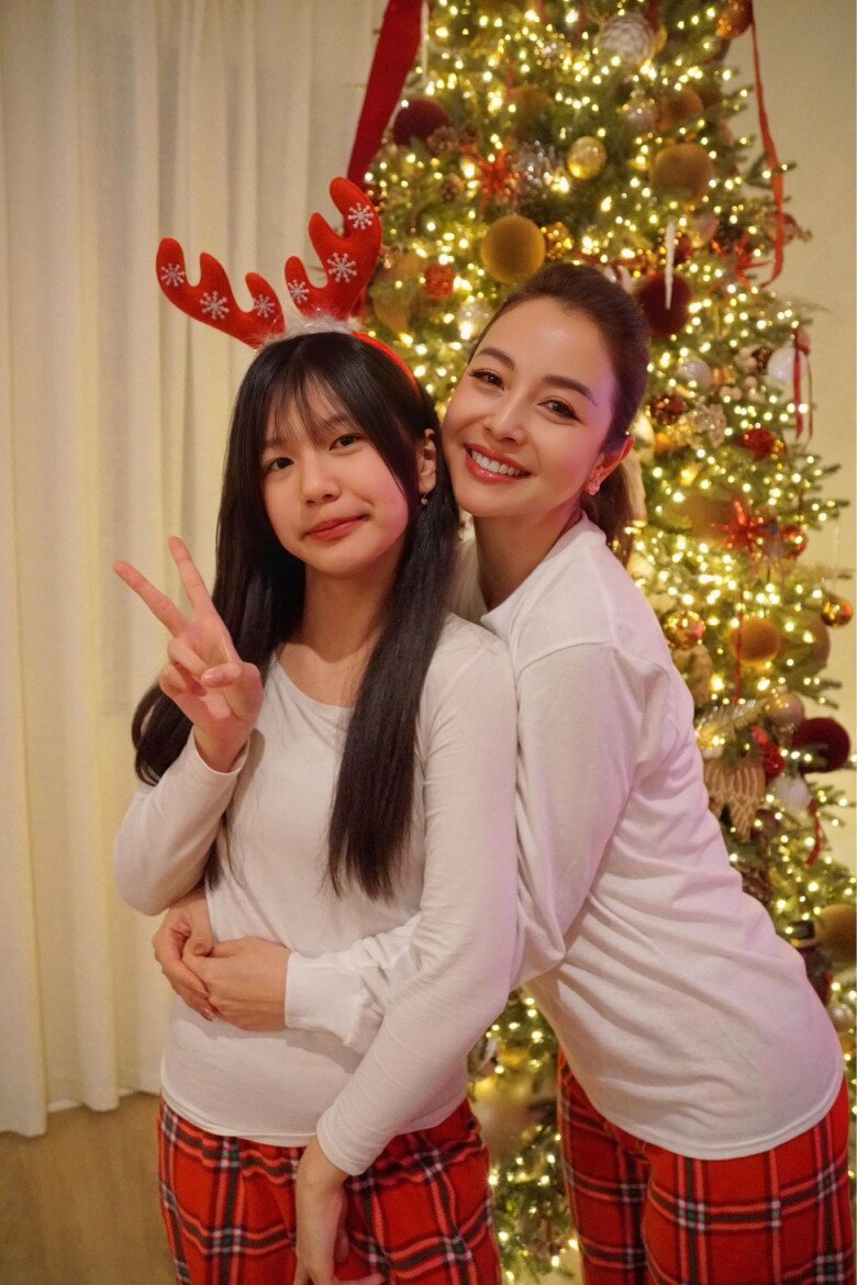 Ái nữ Jennifer Phạm được nhận xét càng lớn càng xinh xắn giống mẹ.