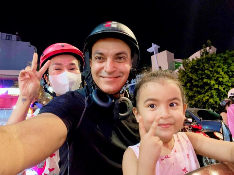 Khung cảnh tổ ấm giản dị của nữ ca sĩ và chồng Ấn Độ khiến nhiều người ngưỡng mộ.