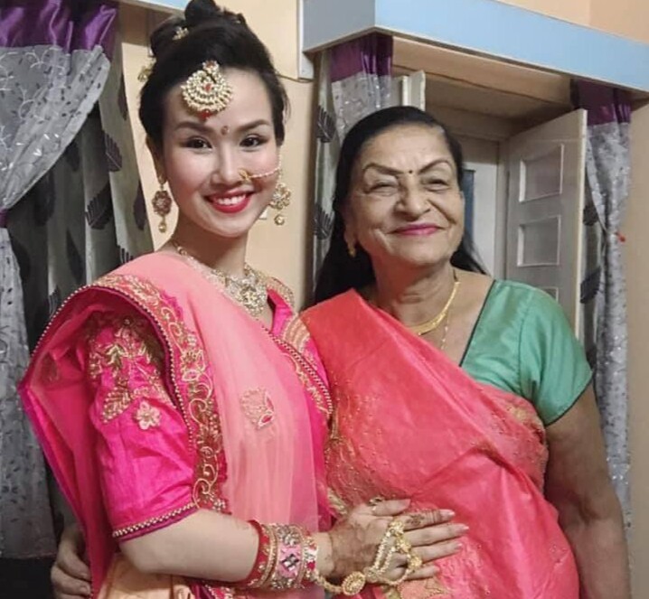 Nữ ca sĩ được mẹ chồng yêu thương như con gái.