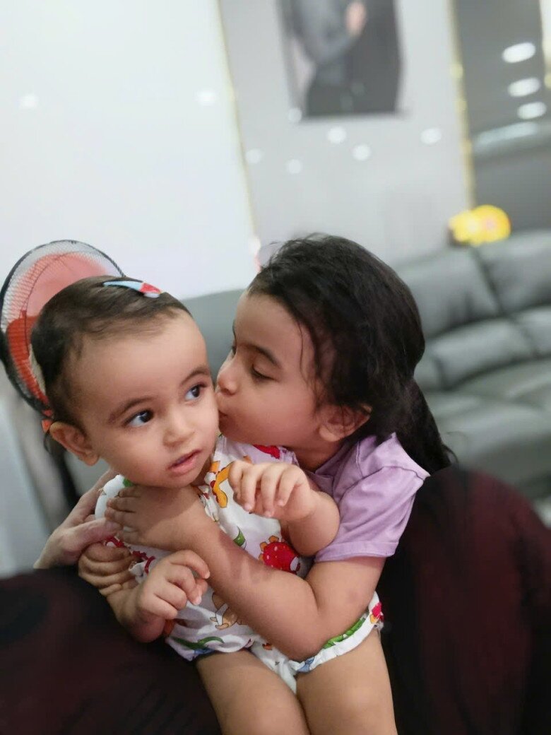 Bé Moon ngoan ngoãn, ra dáng chị gái biết yêu thương em.