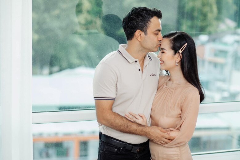 Gần 10 năm bên nhau, cặp đôi ngày càng tình tứ, mặn nồng.