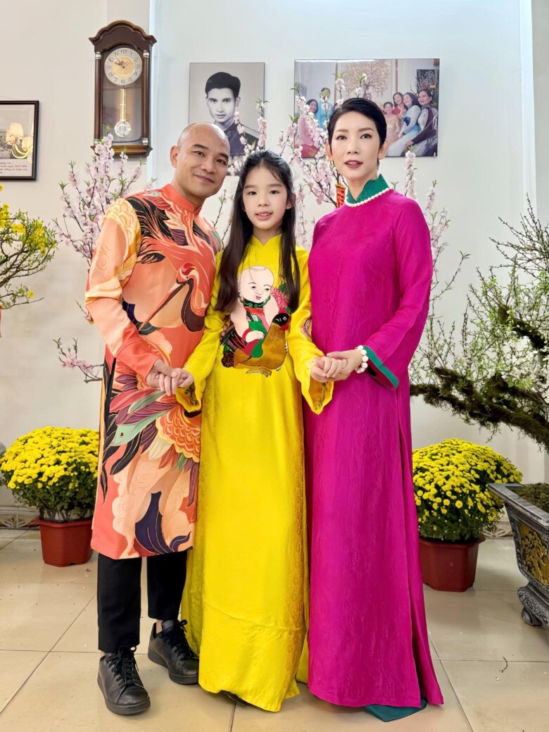 Con gái Xuân Lan lớn lên trong tình yêu thương của mẹ và bố dượng.