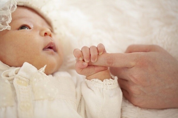 4 dấu hiệu trẻ 6 th&aacute;ng tuổi đang ph&aacute;t triển vượt trội cả EQ v&agrave; IQ - 6