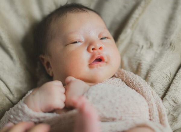 4 dấu hiệu trẻ 6 th&aacute;ng tuổi đang ph&aacute;t triển vượt trội cả EQ v&agrave; IQ - 8