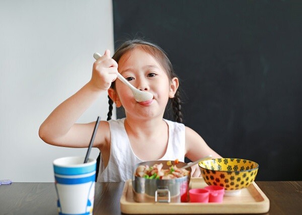 Theo các chuyên gia dinh dưỡng, hệ tiêu hóa của trẻ em chưa hoàn thiện như người lớn.