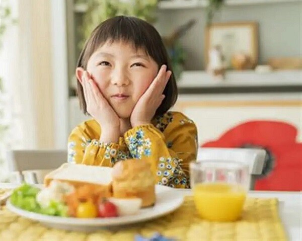 Hạn chế cho trẻ ăn thức ăn chứa nhiều đường.