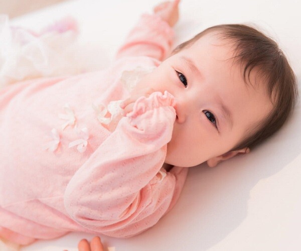 3 dấu hiệu thông minh ẩn sau thói quen mút ngón tay của trẻ sơ sinh - 1