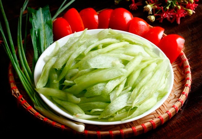 Cây dại mọc bờ mương xưa cho lợn ăn, nay thành đặc sản khoái khẩu giá 80.000 đ/kg, tốt cho sức khoẻ - 3