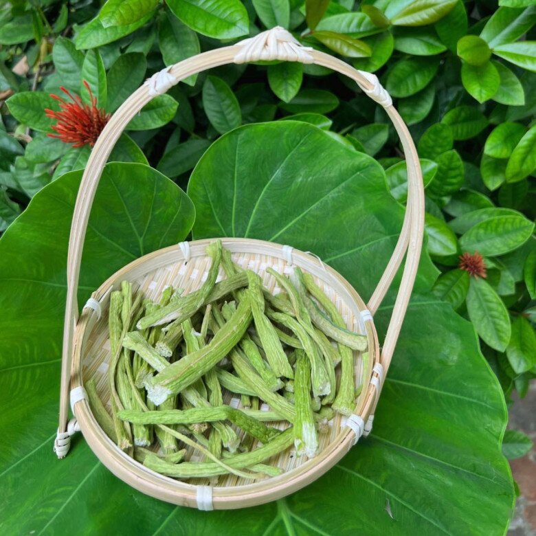 Cây dại mọc bờ mương xưa cho lợn ăn, nay thành đặc sản khoái khẩu giá 80.000 đ/kg, tốt cho sức khoẻ - 2