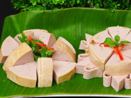 Cách xếp giò đẹp trên mâm cỗ Tết cực đơn giản, nhắm mắt cũng làm được