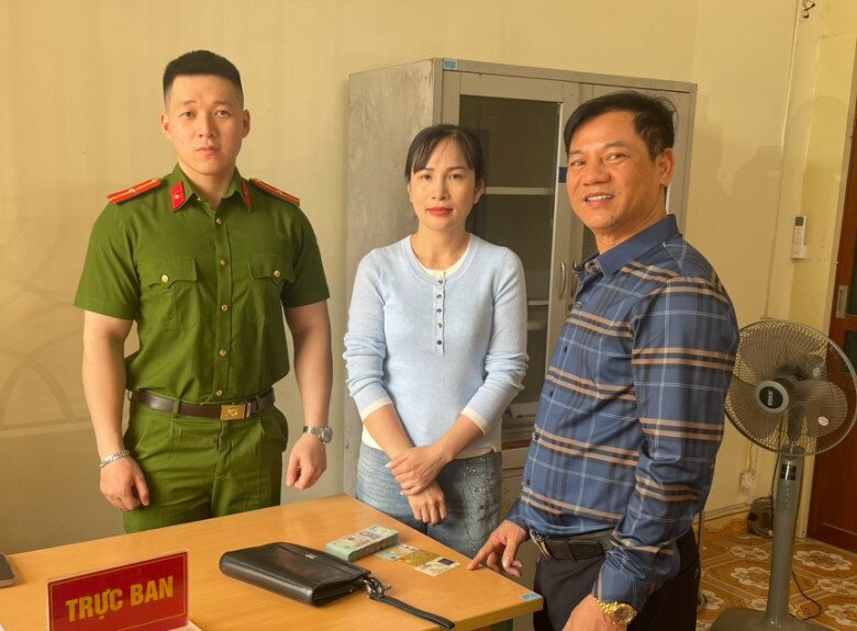 Chị Vân trao trả số tiền 100 triệu đồng cùng nhiều giấy tờ tùy thân cho anh Phan Ích Tâm. Ảnh: Cơ quan Công an.