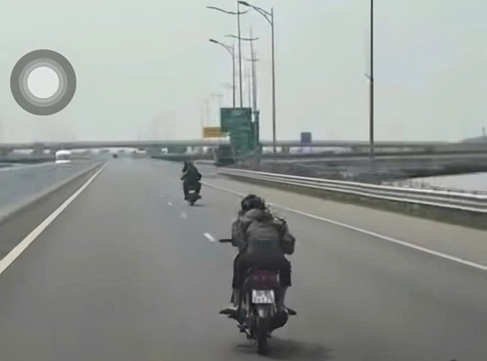 Hình ảnh nhóm thiếu niên đi xe mô tô trêu đùa nhau trên cao tốc Hải Phòng - Móng Cái