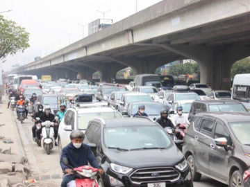 Dòng người ùn ùn rời Hà Nội về quê nghỉ Tết sau ngày làm việc cuối cùng của năm Ất Tỵ