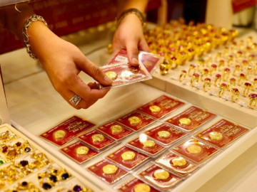 Tin tức - Chốt giá vàng hôm nay ngày 22/2 tăng rất mạnh, người mua vẫn lỗ đậm