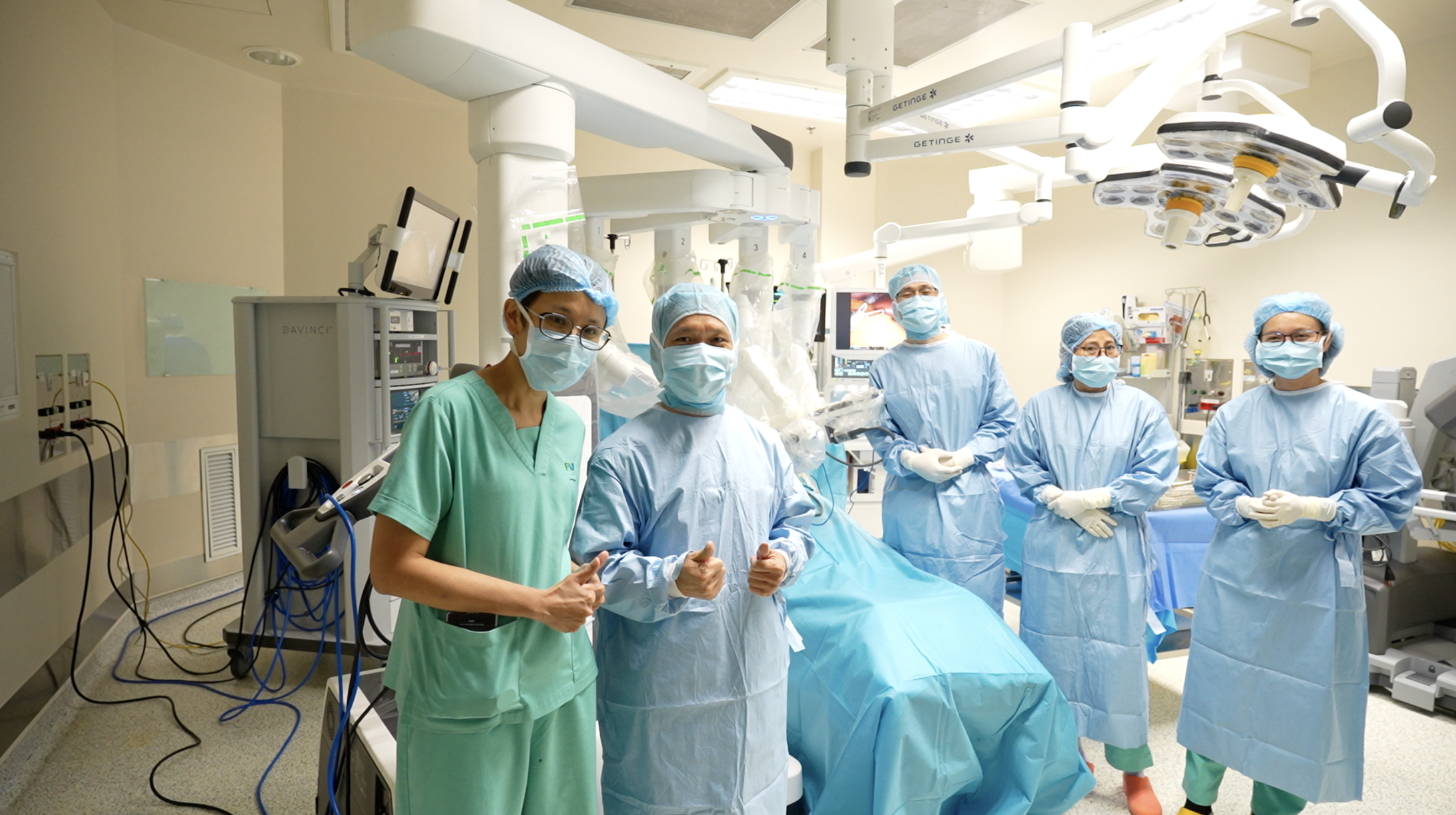 Bác sĩ Wipawee Inthasotti (ngoài cùng bên trái) chúc mừng các bác sĩ Khoa Ngoại tổng quát Bệnh viện FV thực hiện thành công ca mổ bằng robot (Ảnh:FV)