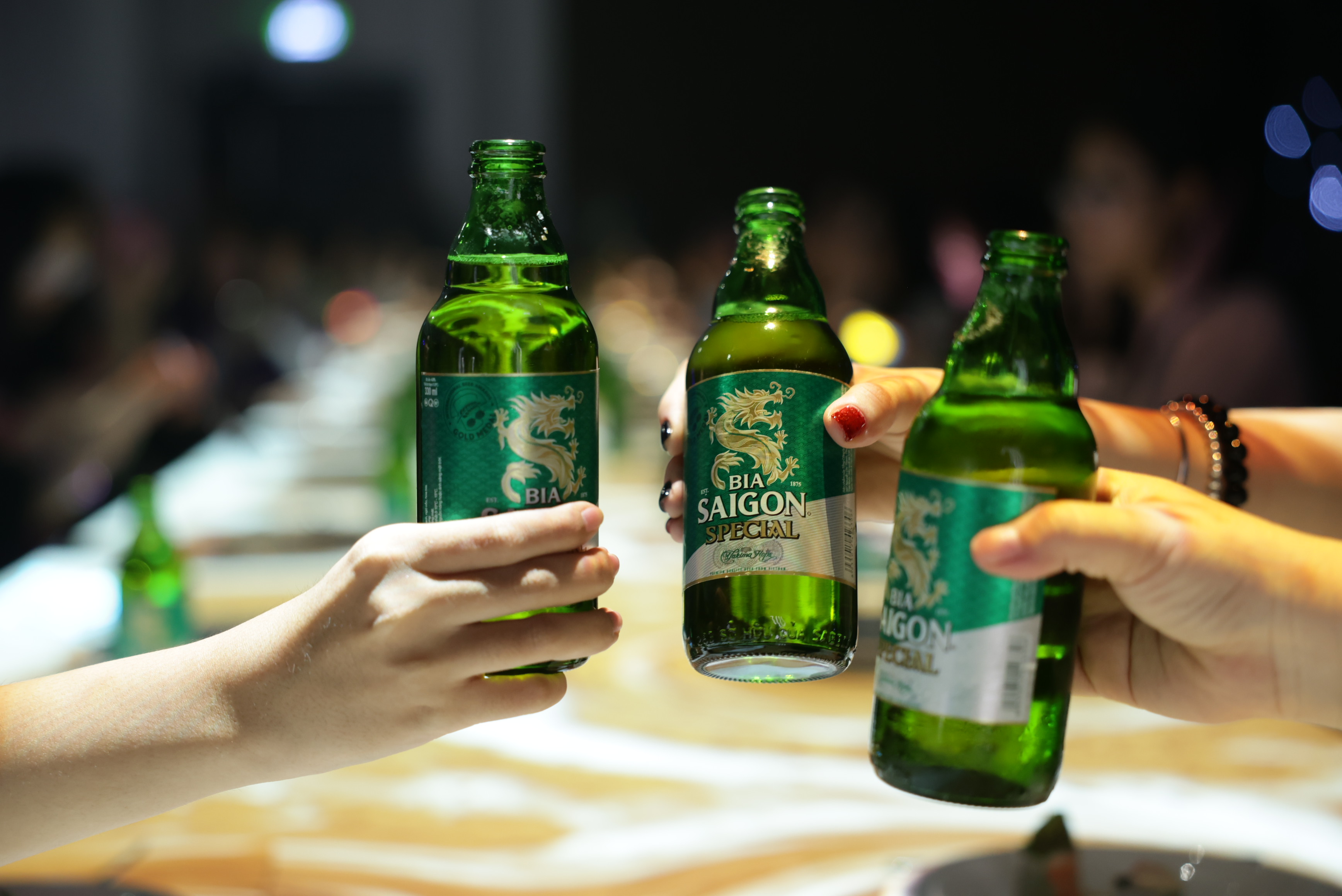 Sắc xanh Bia Saigon Special hiện diện trong khoảnh khắc sẻ chia, để niềm vui lan tỏa giữa những người cùng thưởng thức