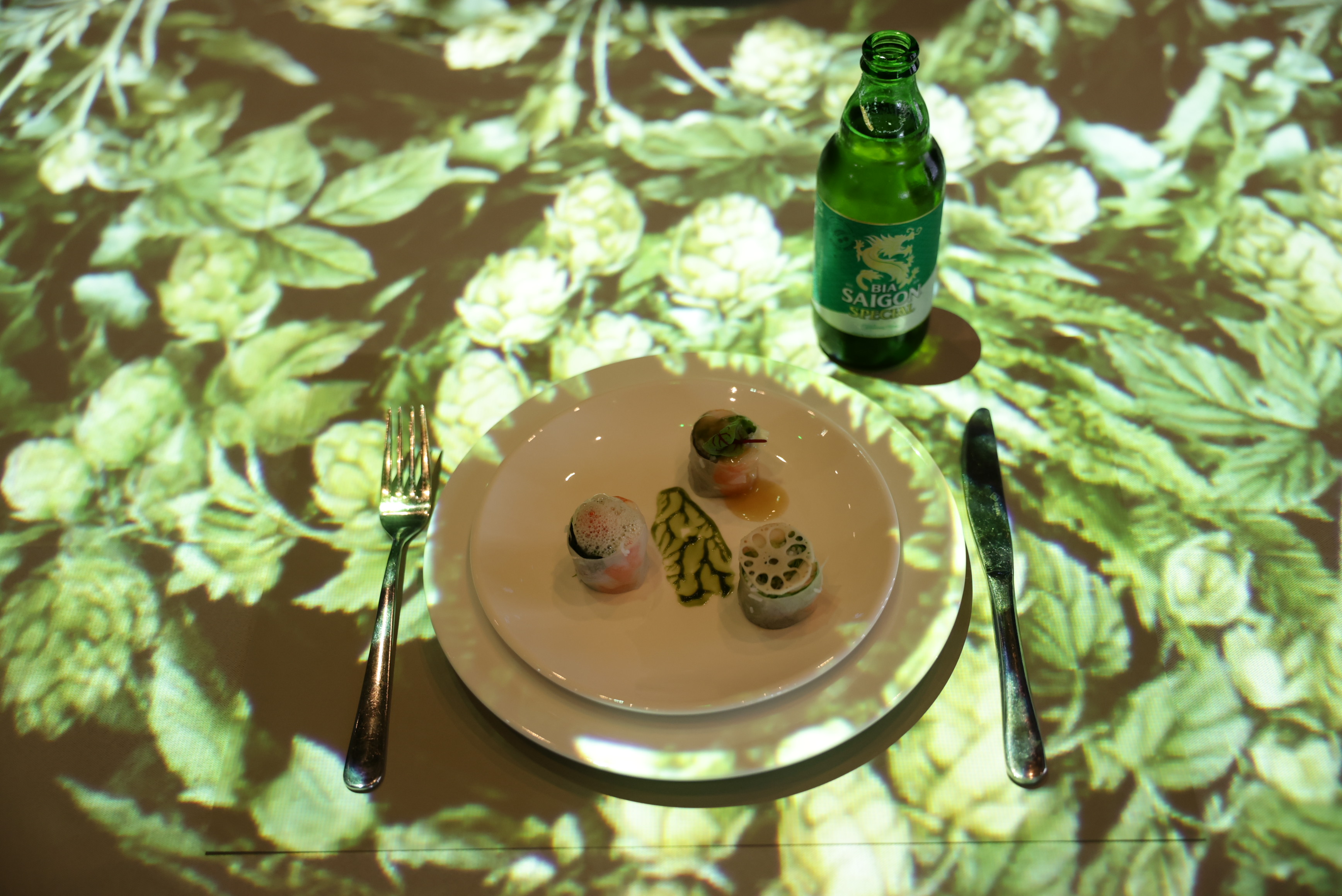 Ẩm thực tinh hoa kết hợp cùng Bia Saigon Special trong không gian trình diễn ánh sáng, mở ra trải nghiệm thưởng vị đầy cảm xúc