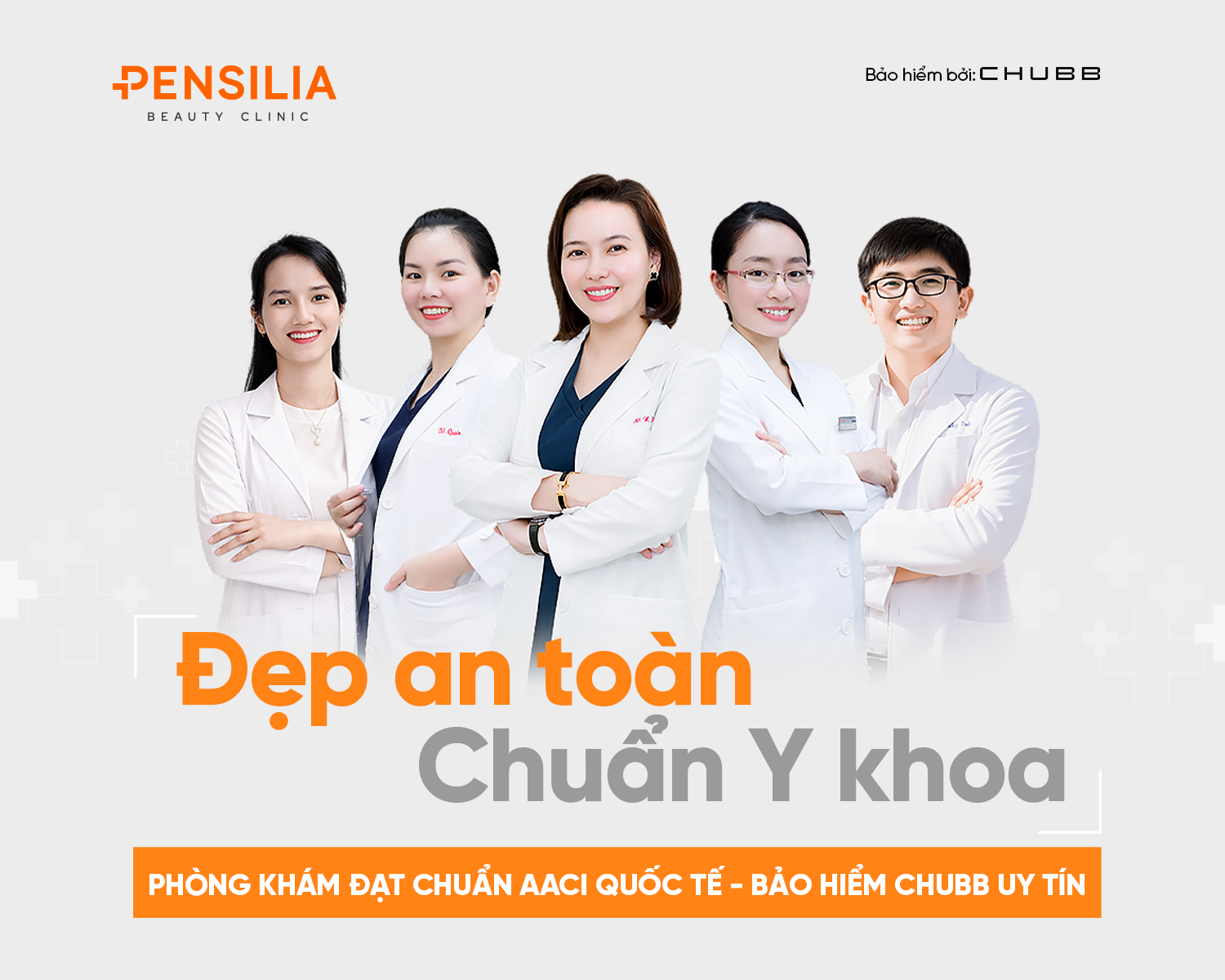 Bác sĩ chuyên khoa da liễu trực tiếp thăm khám và tư vấn phác đồ điều trị cá nhân hóa cho khách hàng.