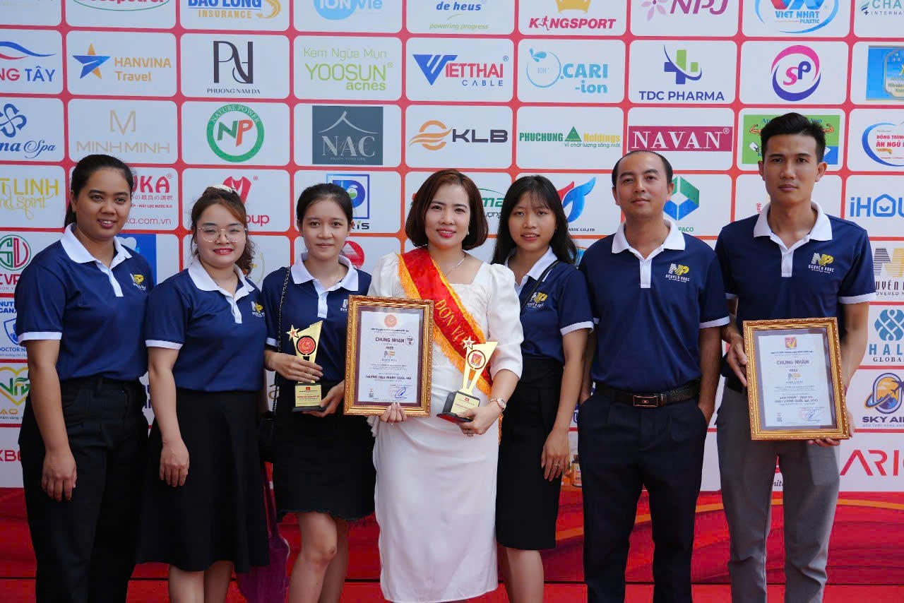 Đội ngũ cán bộ, công nhân viên Nguyên Phúc vinh dự nhận Chứng nhận Thương Hiệu Mạnh Quốc Gia 2026.