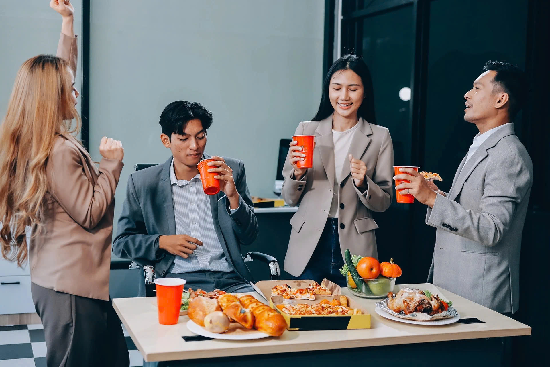 Thay vì ra ngoài sau giờ tan ca, nhiều nhóm đồng nghiệp chọn mở tiệc tất niên ngay tại văn phòng. Nguồn ảnh: Shutterstock