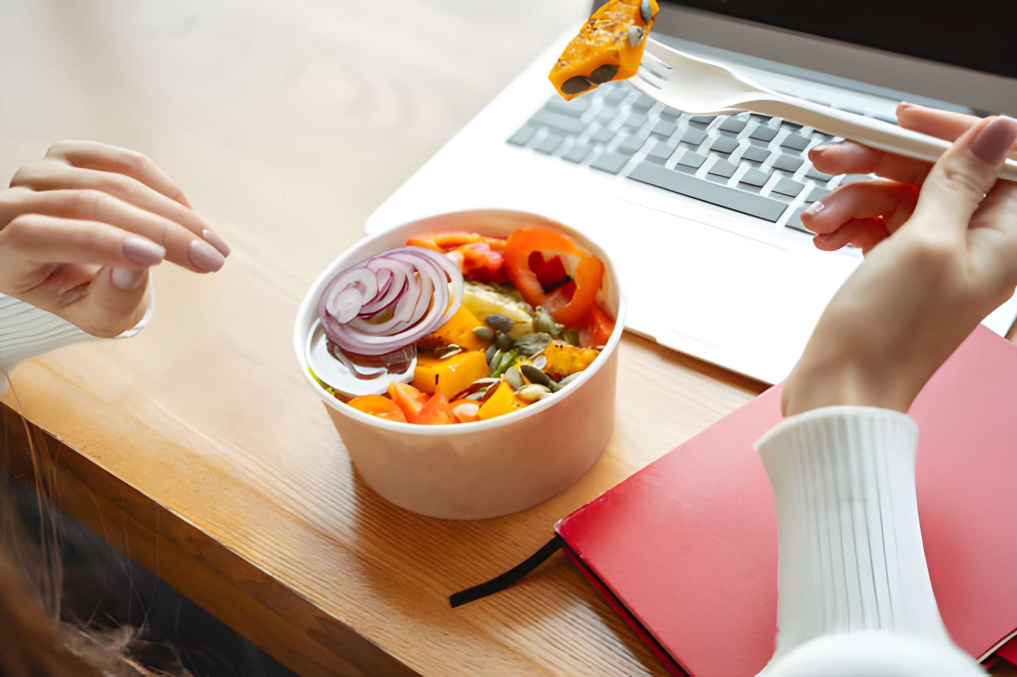 Những bữa ăn được đặt sẵn và thưởng thức ngay tại văn phòng giúp dân công sở nạp lại năng lượng. Nguồn ảnh: Shutterstock