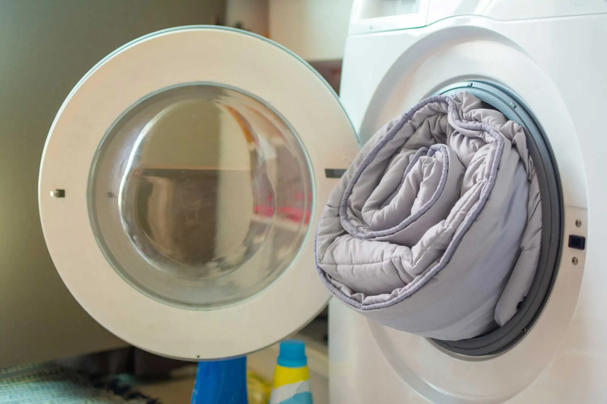 Nhu cầu giặt giũ khối lượng lớn như chăn màn, áo khoác dày dịp cuối năm thúc đẩy các gia đình tìm đến những dòng máy giặt có sức chứa “khủng” hơn.