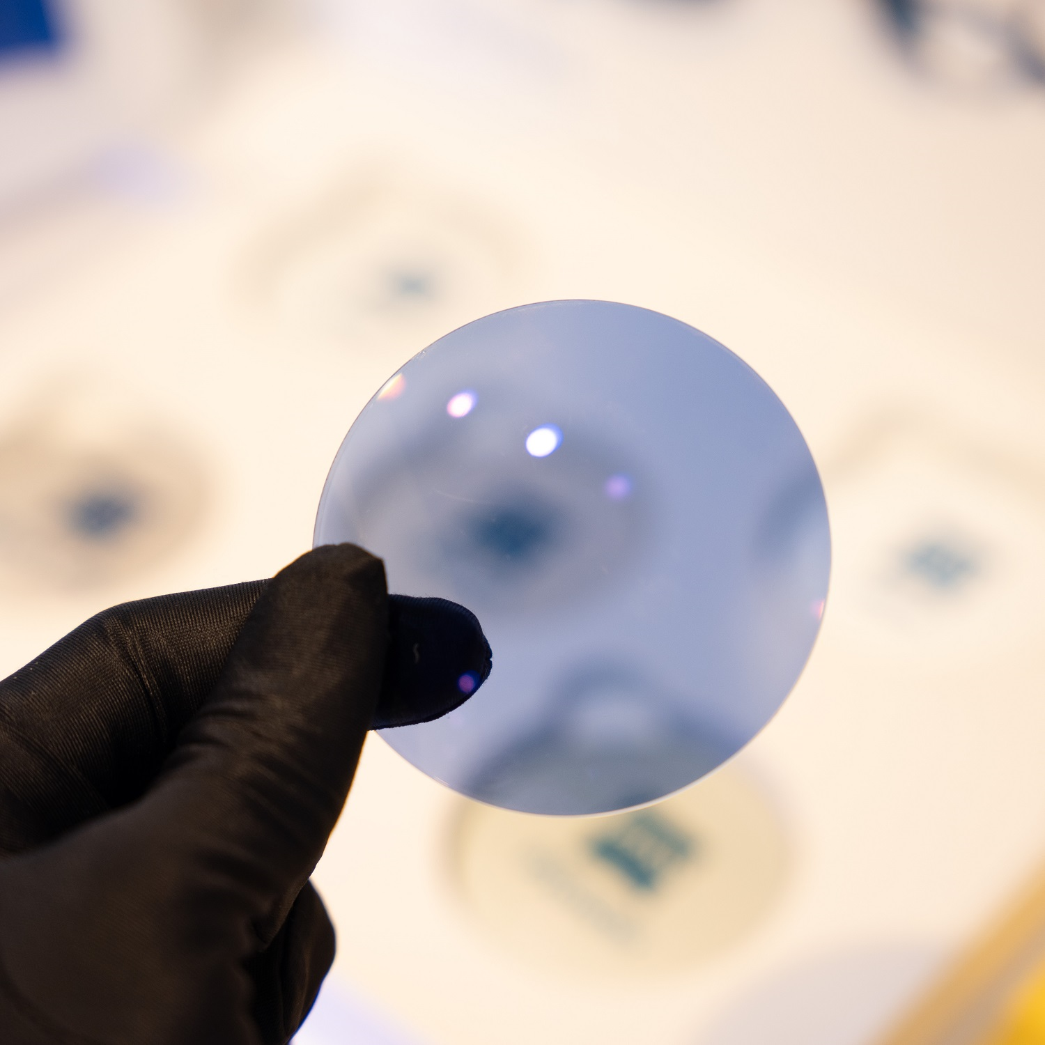 Có nhiều “nỗi lo vô hình” ngăn cản khách hàng chọn mua tròng kính đổi màu