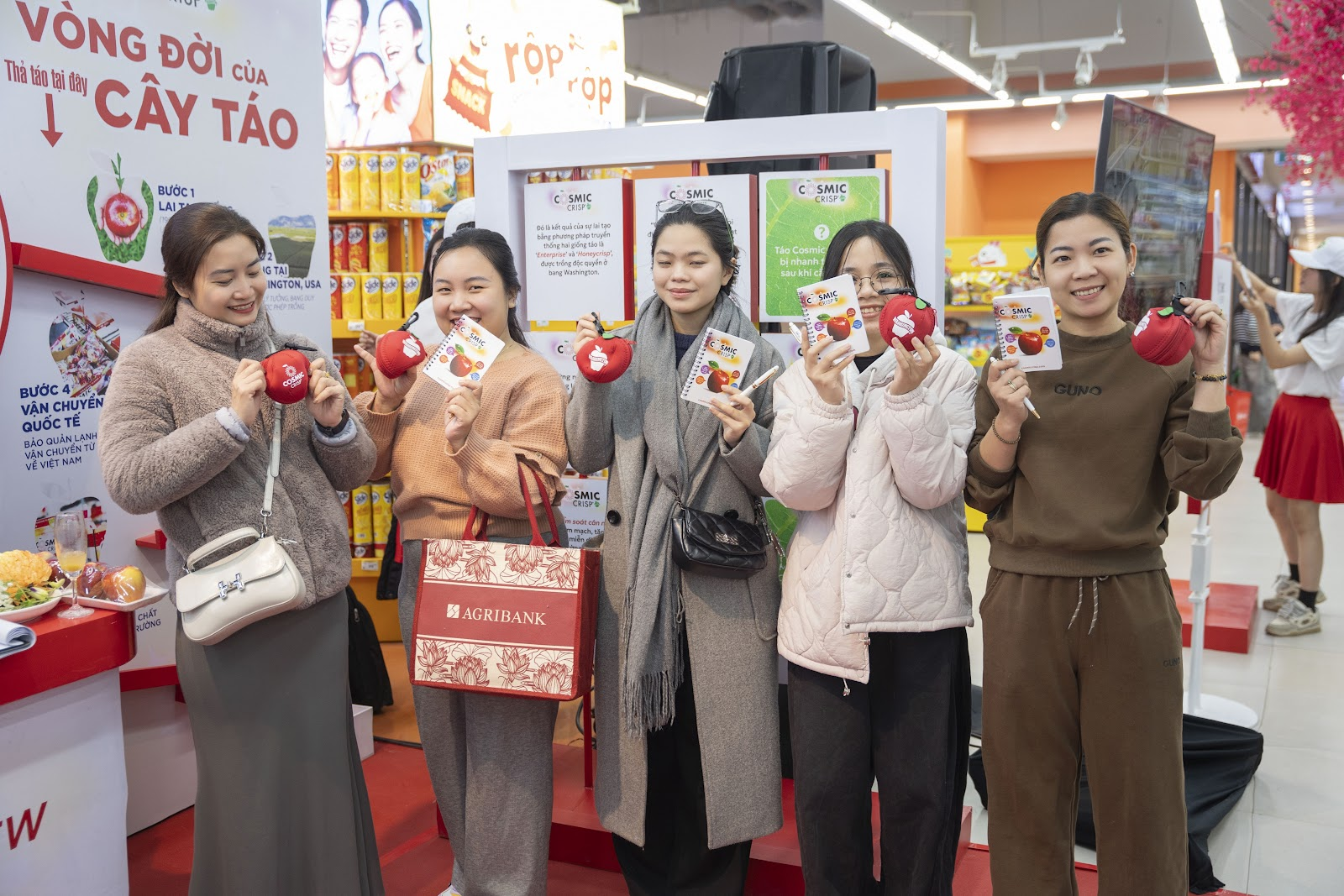 Khách hàng trải nghiệm thử táo Cosmic Crisp® tại sự kiện