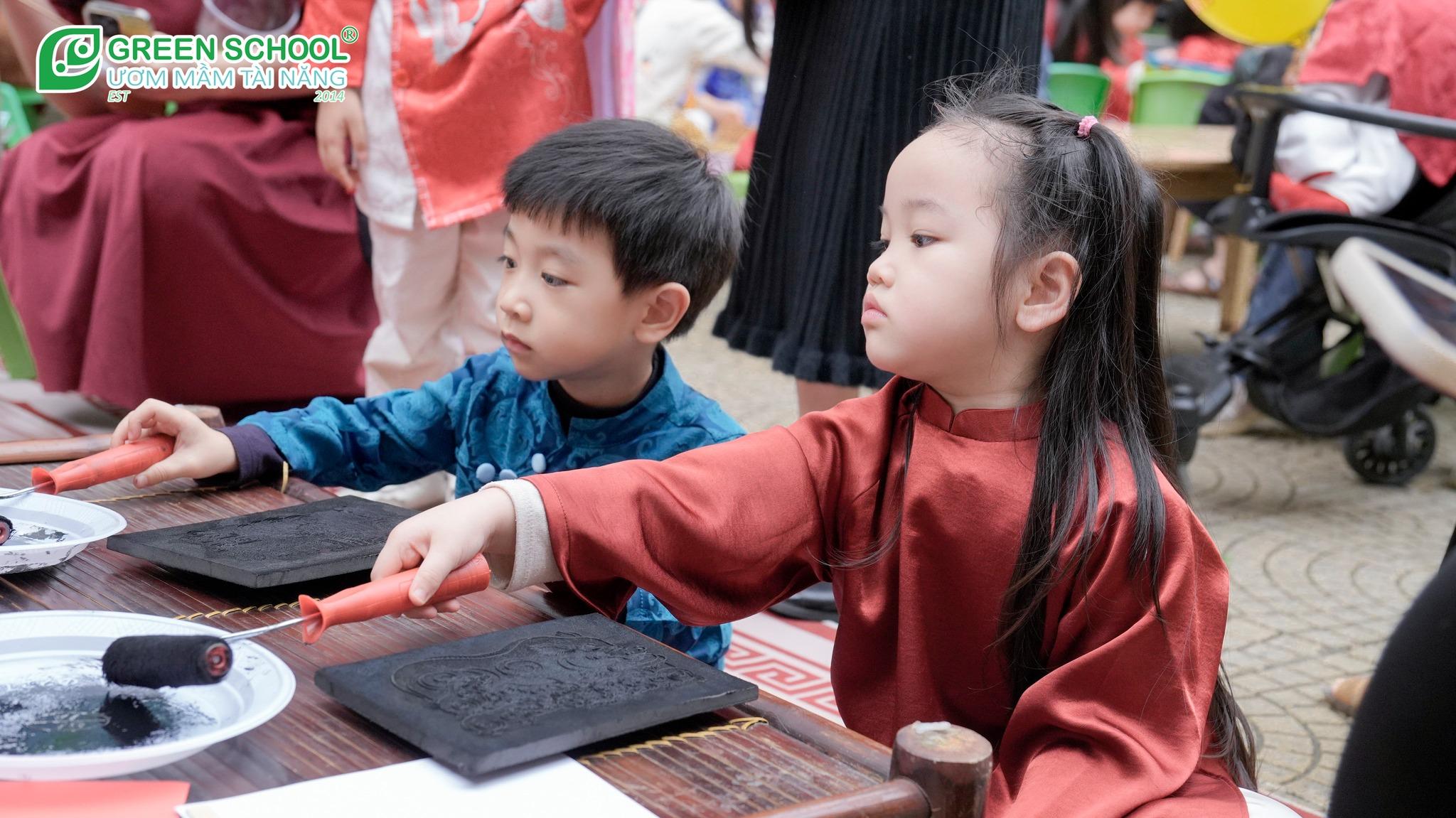 Trẻ hào hứng tham gia hoạt động dân gian, vừa vui chơi ngày Tết vừa rèn luyện tư duy, kỹ năng tương tác và cảm xúc tích cực.