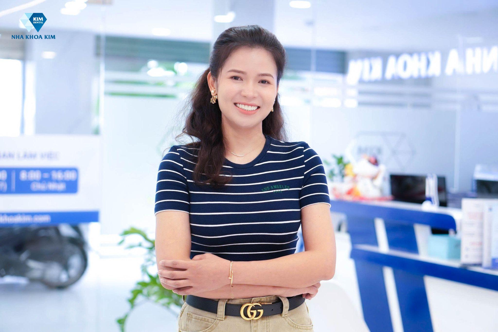 Khách hàng sau khi làm răng sứ tại Nha Khoa Kim: mỗi chiếc răng được thiết kế theo chuẩn tỷ lệ vàng, hài hòa với đường nét khuôn mặt