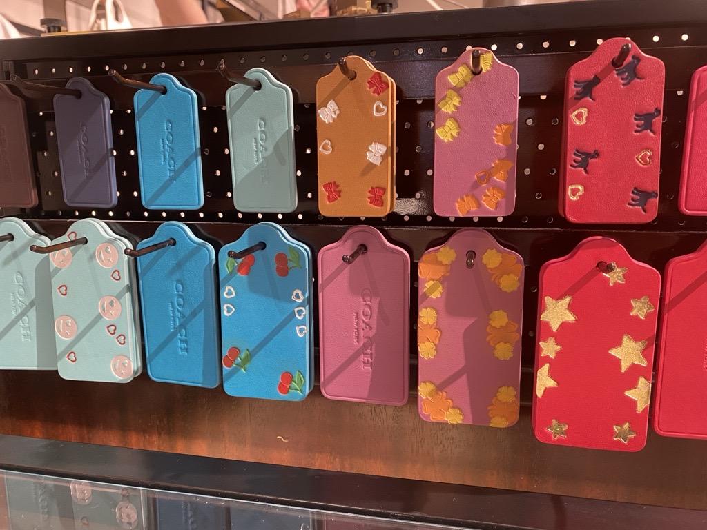 Trải nghiệm nhiều mẫu trang trí Hangtag da đa dạng tại Coach - đậm nét cá nhân hóa