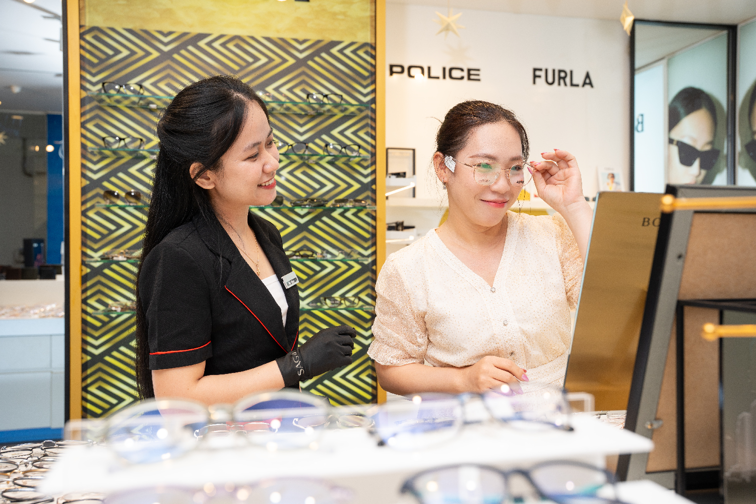 Sự đồng hành của đội ngũ chuyên gia giúp khách hàng tìm ra mẫu mắt kính phù hợp nhất với bản thân